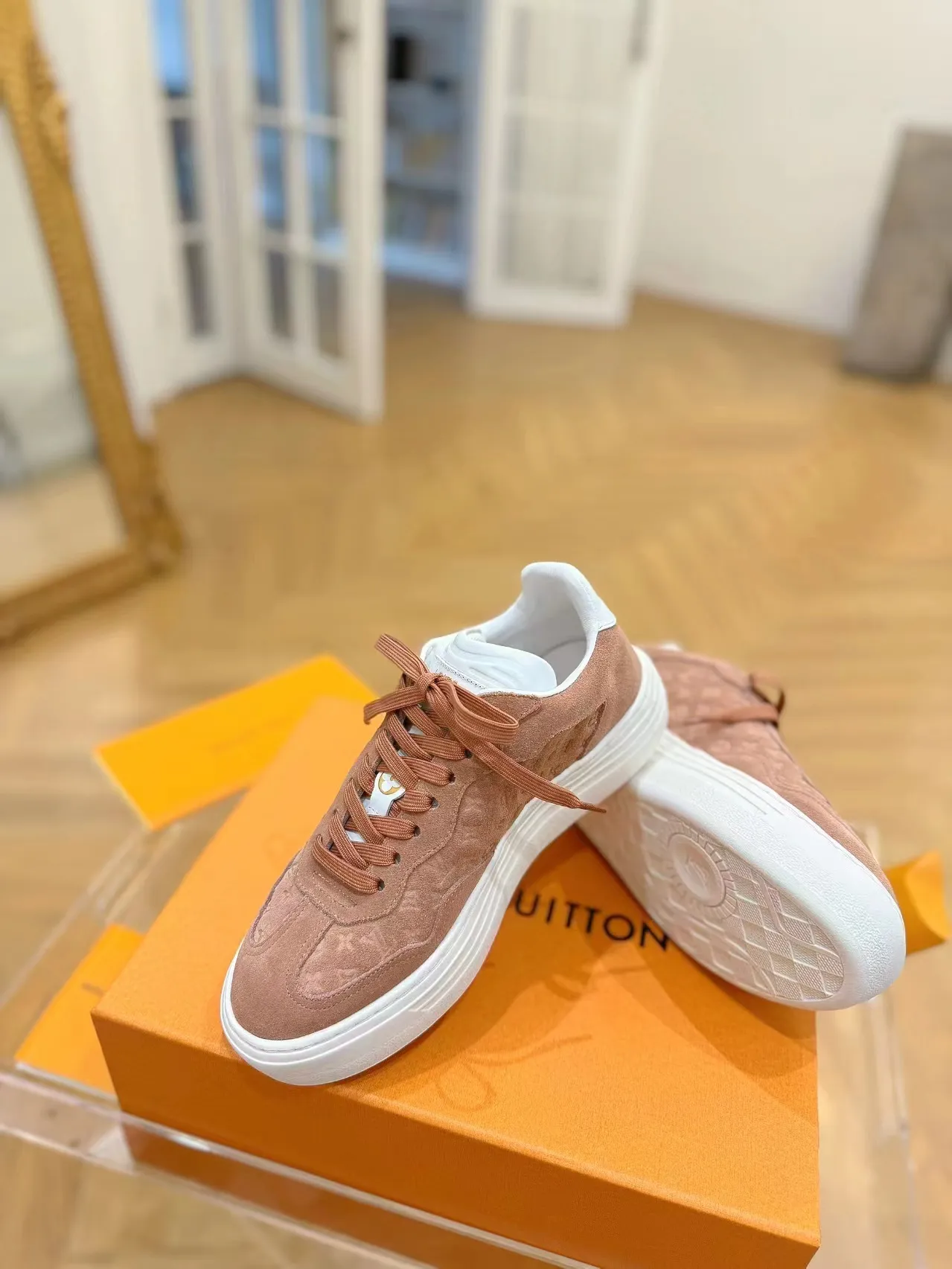 👟👟Ex-factory price 620👟👟Men's size +10 Same style for men and women🔥🔥𝐋𝐕 𝐃𝐢𝐬𝐜𝐨𝐯𝐞𝐫𝐲 2024 new sports shoes thick sole casual ❗️❗️ original purchase development and production LV Discovery lace-up shoes were unveiled at Louis Vuitton's fourth show. They are made of technical mesh fabric and metallic synthetic materials to create a streamlined design. Brand elements embellish the upper and lightweight rubber outsole, with technical shoelaces. Fabric: Original imported cowhide + technology mesh Inner lining: Original customized breathable mesh Sole: Original molded ultra-light rubber foam material Bottom thickness: 5.5CM Size: Women's 35-41 (41 customized), Men's 39-46, (45-46 customized)